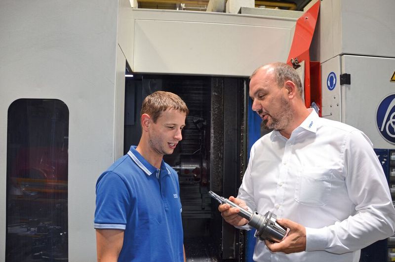 Andreas Kellermann von der Prozessplanung bei ZF Passau (links) und Armin Zillner, Anwendungstechnik und Beratung bei Iscar, im Gespräch über die Features des Wechselkopfbohrsystems Logiq 3 Cham von Iscar. (Bild: Iscar)