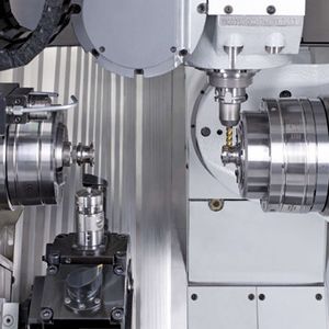 Halbierte Durchlaufzeiten und damit doppelte Produktivität in der Stangenbearbeitung: Bei der FZ12 MT ist zeitgleiches Drehen und Fräsen möglich.