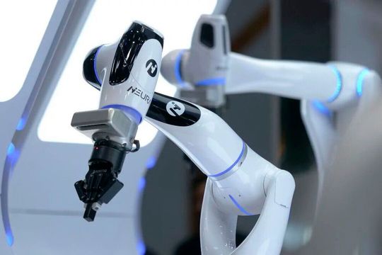 Der neue Cobot Maira Junior von Neura Robotics soll Anwendungen mit einem kleineren Arbeitsbereich bedienen, etwa im medizinischen Umfeld.(Bild:  NEURA Robitics)