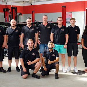 Das Team von Reifen Glatt kann aber nicht nur kicken, sondern auch schrauben.(Bild:  Schreiner – VCG)