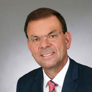 Der langjährige Manager von Hyundai und Toyota, Markus Schrick, kümmert sich um die Vertriebsfragen bei Tropos.(Bild:  Mosolf-Gruppe)