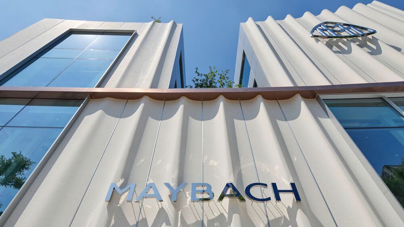 Die weiße, gewellte Oberfläche soll den fließenden Kurven eines Abendkleides nachempfunden sein, die geschwungene Dachlinie soll von traditioneller koreanischer Architektur inspiriert sein.  (Bild: Mercedes-Benz AG)