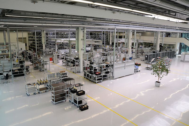 „Rollende Produktion“ nennen sie bei Wittenstein das Prinzip, Produktionsabläufe durch fahrbare Produktionsstätten immer wieder schnell umstrukturieren zu können. (Bild: Untch)