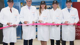 Symbolische Inbetriebnahme der neuen Produktionsanlage in Dormagen (v.l.): NRW-Standortleiter Klaus Jaeger, Produktionsvorstand Klaus Schäfer, Nina Schmarander (Leiterin Specialty Films), Projektleiter Rene Ahlers und Thorsten Dreier (Leiter Produktion und Technik des Segments CAS). (Covestro)