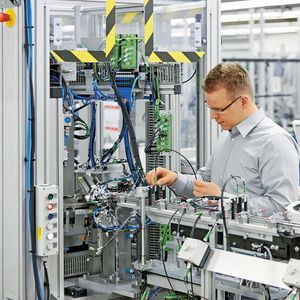 Bild 1: Unterbrechungsfreie Stromversorgungen sind dafür verantwortlich, dass diesen Druckluft-Montageautomaten nicht die Luft ausgeht, wenn es zu einem Spannungsausfall kommt.