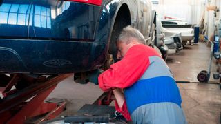 Produkte sollen reparierbar sein, so will es die EU und hat es die Bundesregierung umgesetzt. Für das Kfz-Gwerbe birgt das „Recht auf Reparatur“ jedoch erhebliche Haftungsrisiken. (Bild: frei lizenziert)