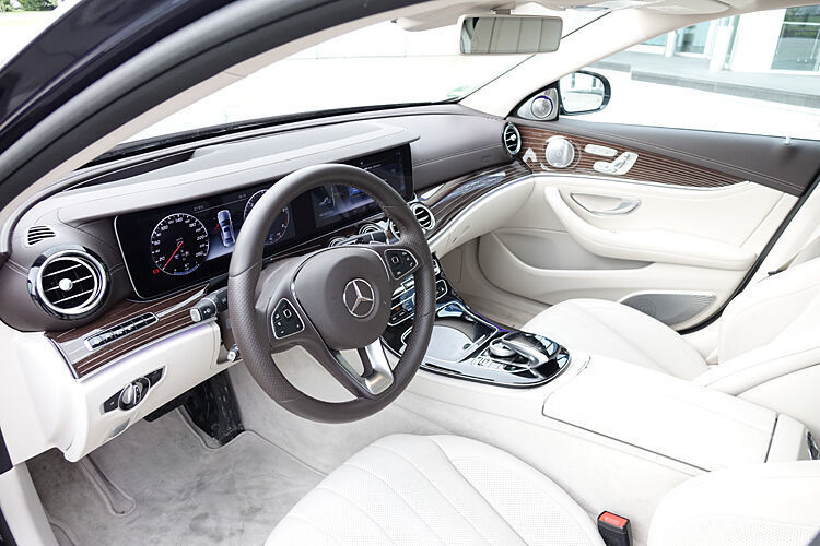 Unser Testwagen war vollgestopft mit neuer Technik: Der Drive Pilot beispielsweise hält auf Autobahnen und Landstraßen einen korrekten Abstand zum Vordermann und folgt ihnen bis zu einer Geschwindigkeit von 210 km/h selbstständig. Bis 130 km/h findet das System auch ohne Fahrbahnmarkierungen seinen Weg. (Sven Prawitz)