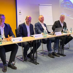 Gleichzeitig hatte Thorsten Fiedler (re.) seinen letzten Arbeitstag als Vorstandsvorsitzender. Nach über 24 Jahren nimmt er Abschied. Seine Aufgaben werden unter den drei anderen Vorstandsmitgliedern aufgeteilt. Doch Fiedler bleibt der Eurogarant in andere Funktion treu: Die Hauptversammlung hat ihn in den Aufsichtsrat der Gesellschaft gewählt. (Bild:  Otto - VCG)