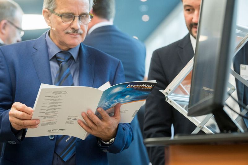 Die Besucher konnten sich an der Standmesse über Produkte und Dienstleistungen der Aussteller informieren. (Thomas Entzeroth)