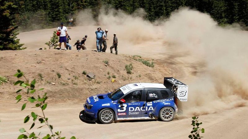 Sensationeller Erfolg zum Auftakt einer Motorsportkarriere – der Franzose Jean-Philippe Dayraut, vierfacher Sieger der Trophée-Andros-Eisrennserie, belegte am 26. Juni 2011 mit einem über 625 kW (850 PS) starken Dacia-Duster-Prototyp beim Pikes-Peak-Bergrennen in den USA den dritten Platz.  (Bild: Dacia)