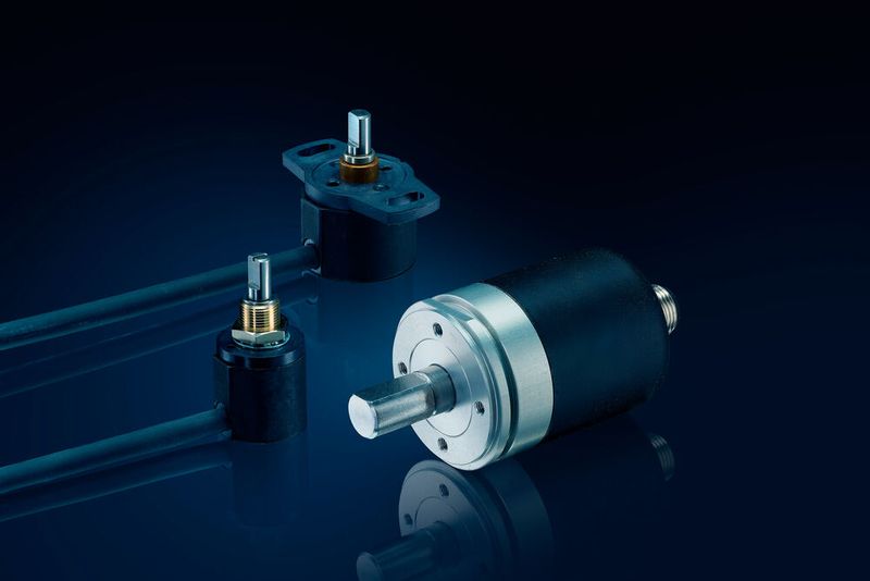 Die neue Generation von Novotechnik-Multiturn-Sensoren: MZ1-2200 (Gehäusedurchmesser 22 mm und Zentralbefestigung zur einfachen Montage – Bild Mitte), der MC1 2800 (Gehäusedurchmesser 30 mm, wahlweise mit Steckkupplung oder indexierter Welle – Bild hinten) und MB1-3600 (Gehäusedurchmesser von 36 mm, für raue Umgebungsbedingungen – Bild vorne). (Bild: Novotechnik)