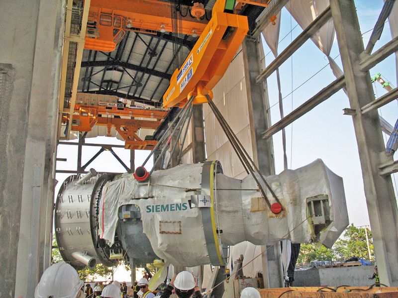 Bild 1: Über 300 t wiegen diese Turbinen von Siemens, die mithilfe der präzise steuerbaren Seilwinden von Stahl Cranesystems millimetergenau platziert werden. (Bild: Stahl Cranesystems)