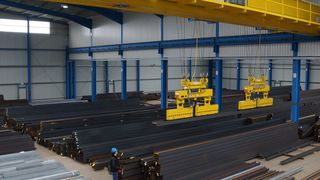 Bis zu 12 m lange Rohre, Stäbe, Stahlträger und anderes Langgut lagert VRW in Schwäbisch Gmünd. (Bild: Kasto)