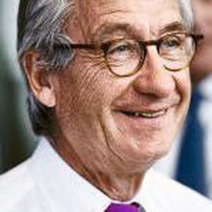 Ulrich Lehner legt sein Mandat als Vorsitzender des Aufsichtsrats von Thyssenkrupp mit Wirkung zum 31. Juli 2018 nieder und scheidet zudem aus dem Aufsichtsrat aus. Der 72-Jährige gehört dem Aufsichtsrat von Thyssenkrupp seit 2008 an, zunächst als von der Alfried Krupp von Bohlen und Halbach-Stiftung entsandtes Mitglied des Aufsichtsrats. Er hatte den Vorsitz des Aufsichtsrats im Jahr 2013 auf Bitte von Berthold Beitz in einer für das Unternehmen schwierigen Zeit übernommen. Der Aufsichtsrat wird über die Nachfolge von Ulrich Lehner als Vorsitzender des Aufsichtsrats kurzfristig Beschluss fassen.