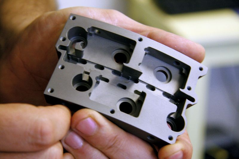 Ein anspruchsvolles Teilespektrum hat D. Jann am liebsten. Die Werkstücke waren äusserst anspruchsvoll zu programmieren und haben einiges an CAM-Stunden gekostet. (Bild: M. Böhm)
