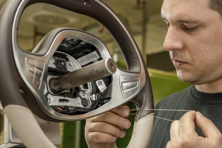 Von der Verarbeitung des Lenkrads… (Foto: Daimler)