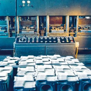 Über viele Jahrzehnte kommt Asbest als Dichtungswerkstoff zum Einsatz. Anfang der Achtzigerjahre verkündet Deutschland ein Asbestverbot bis 1993. Reinz reagiert.(Bild:  Reinz)