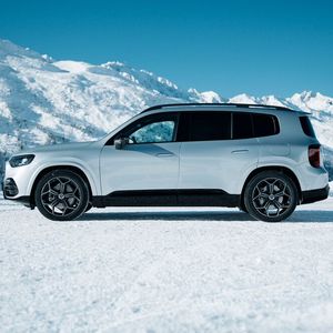 Bis zu zwei Tonnen Anhängelast machen den elektrischen GLB zu einem der wenigen Kompakt-SUV, die tatsächlich richtig Last ziehen dürfen.(Bild:  Mercedes-Benz)