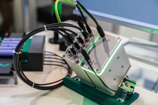 Bild 4: Das Batteriemessmodul 2511 und der Battery Cell Simulator 2500-Z100 ermöglichen eine schnelle 100-%- Inlinemessung unter Feldbedingungen. (Bild:  Burster)