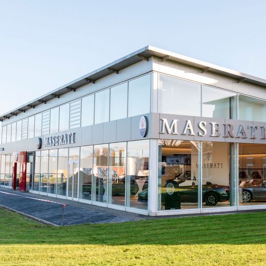 Die ehemalige Gebrauchtwagenhalle ist jetzt ein Premium-Showroom.(Bild:  Fabian Frühling)