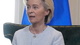 Ursula von der Leyen ist sehr stolz auf einige Ergebnisse im Rahmen der Zollverhandlungen zwischen der EU und den USA. Dabei wurde aber auch zugesagt, dass Hunderte von Milliarden in Energie aus den USA investiert werden sollen. Einige sind darüber so gar nicht erfreut ... (Bild: AP)