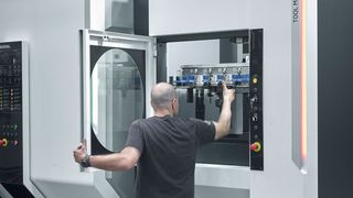 Das seitlich angebrachte Werkzeugmagazin bei der neuen Z-Serie von Ibarmia kann jetzt bis zu 60 Werkzeuge aufnehmen. Doch optional geht auch noch das Doppelte. (Bild: Ibarmia)