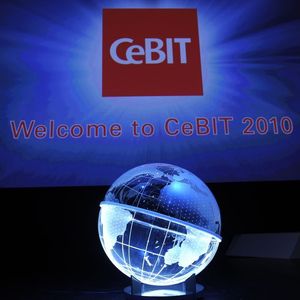 Das Motto der CeBIT 2010 lautet „Cennected Worlds“, und das spiegelte sich in den Bühnenelementen der Eröffnungs-Show wider.