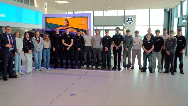 Pünktlich zum 1. September ergänzen 25 junge Auszubildende das Team der Firmengruppe Maschek Automobile. Die Auszubildenden teilen sich auf die Betriebe in Wackersdorf, Weiden und den Lackierbetrieb „Kar.La.Zet.“ in Bruck i. d. Opf. auf. Insgesamt starten 13 der jungen Männer und Frauen die Ausbildung als Kfz-Mechatroniker/in, zehn als Automobilkaufmann und eine als Kauffrau für Büromanagemen. Ein angehender Karosseriebauer und ein Lackierer vervollständigen das diesjährige Portfolio. Geschäftsführer Reiner Hochmuth begrüßte die Azubis und hieß sie im Betrieb willkommen.  (Bild: Maschek Automobile)