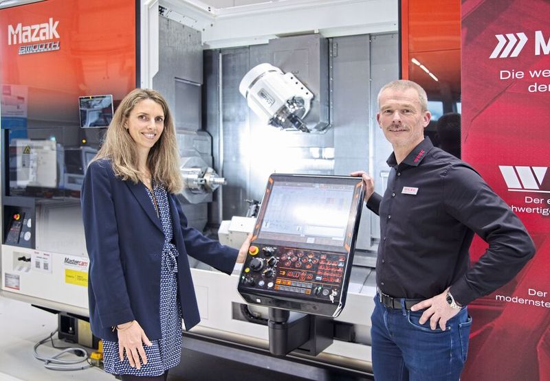 Margaux Pontieu avec Thomas Siegrist (interviewé et CEO de Wenk AG) devant le centre de tournage-fraisage Mazak « Integrex i-H Neo », sur lequel peuvent être fabriqués des composants tournés-fraisés de manière hautement économique. (Source : Matthias Böhm)
