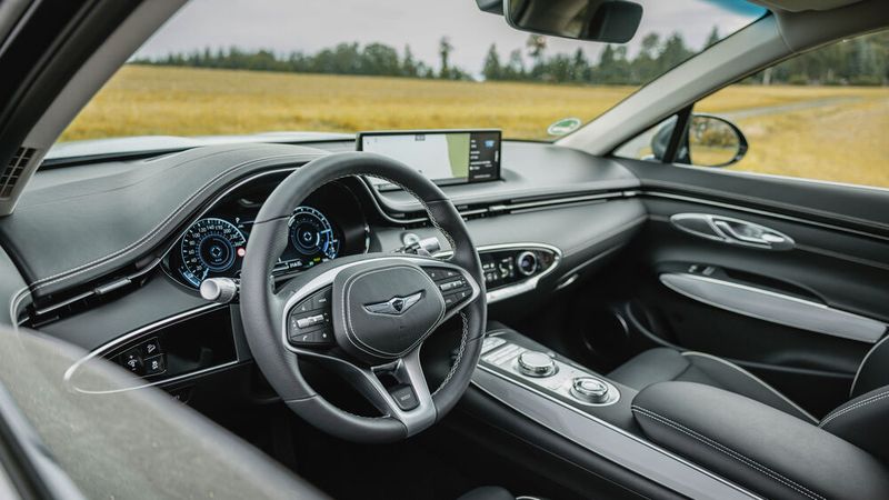 Der 14,5 Zoll große, berührungsempfindliche Zentralmonitor ist gut erreichbar auf dem Armaturenbrett platziert. (Bild: Genesis)
