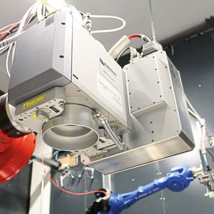 Vom Roboter geführt: Zum Schweissen entlang beliebiger 3D-Konturen eignen sich Laser kombiniert mit optischer Nahtführung und Sensoren zur Kantenverfolgung.