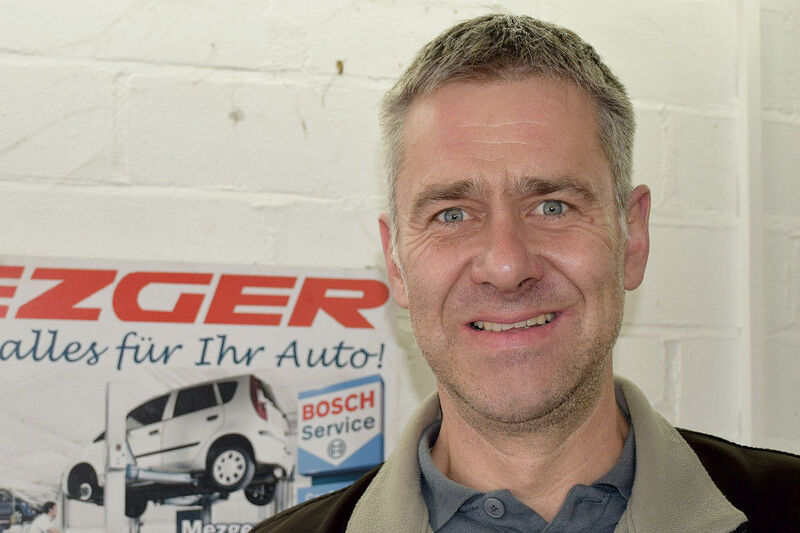 Udo Benkert, Werkstattleiter Bosch Car Service Mezger GmbH in Würzburg-Höchberg, rät seinen Kunden, Marderabwehranlagen einzubauen, um teure Schäden zu vermeiden. (Holz)