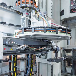 Immer wenn in der Industrie Kabel bewegt werden, kommen zu ihrem Schutz Schleppketten zum Einsatz – Zeit können die Anwender sparen, wenn sie diese fertig bestückt als komplette Systeme kaufen.