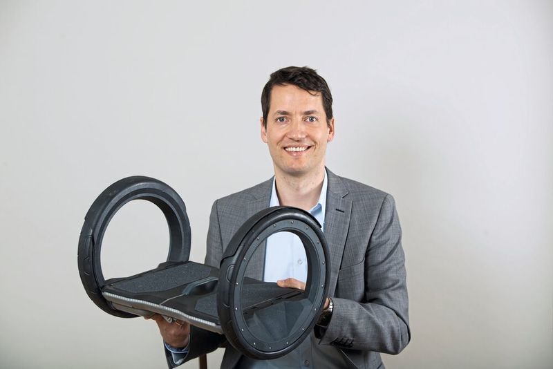 Sebastian Gouy von Urmo: Urmo ist ein selbstbalancierendes elektrisches Kleinstfahrzeug, das durch den Klappmechanismus überallhin mitgenommen werden kann. Es funktioniert ähnlich wie ein Segway durch Gewichtsverlagerung und kann einhändig bedient werden. Den Lenkmechanismus hat das Start-up aus Gilching zum Patent angemeldet. (Wissensfabrik/Jeske)