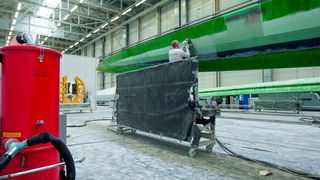 Bei Nordex in Rostock baut man zig Meter lange Rotorblätter für die Windkraft. Dort muss jedes Handschleifgerät mit einer integrierten Absaugung ausgestattet sein. Doch das ist noch nicht alles, was die Beseitigung von Staub betrifft. (Ruwac)