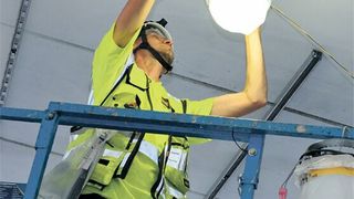 Die Baustellenleuchten von Mberg halten Stößen unter rauen Arbeitsbedingungen stand.  (Mberg)