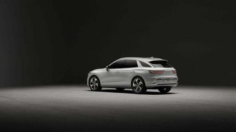 Eine Besonderheit am Heck des Genesis Electrified GV70 ist der Verzicht auf eine Auspuffanlage. (Bild: Genesis)