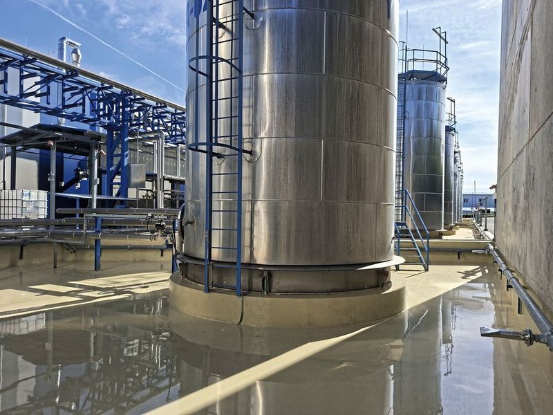 Viele Rohstoffe lagern in Silos. Damit bei einer Havarie keine Flüssigkeit in den Untergrund oder das Grundwasser gelangen kann, ist der Boden mit geprüften StoCretec Bodenabdich-tungssystemen ausgeführt. (Bild: Sto Építőanyag Kft./StoCretec.)