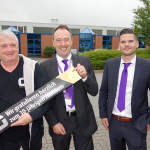 Extra aus der Schweiz mitgebracht: Jean-Claude Hasler, Global Sytem, bringt Tom Knicker und Tobias Steiger, Wortmann, reichlich Nervennahrung für die nächsten Jubi-Jahre mit.(Bild: IT-BUSINESS)