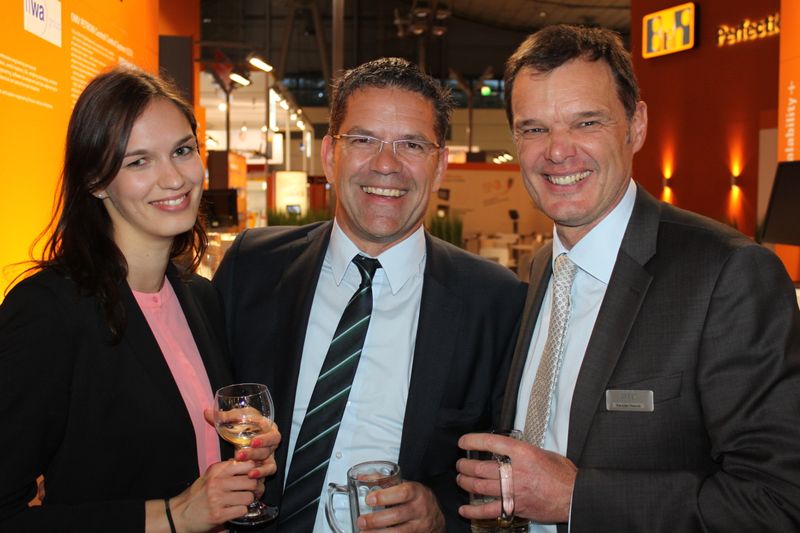 Am Dienstagabend wurde bei der Vogel Business Media am Messe-Stand in Halle 9 traditionell auf eine erfolgreiche Hannover Messe 2014 angestoßen. Gute Gespräche und Live-Musik von der Band „Famos“ sorgten bei den zahlreichen Standpartygästen für eine ausgelassene Stimmung. (Siegl/Vogel Business Media)