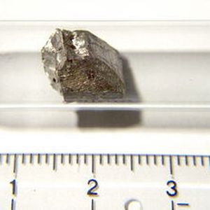 Cer wurde 1803 von Jöns Jakob Berzelius und Wilhelm von Hisinger und gleichzeitig von Martin Heinrich Klaproth entdeckt. Es wurde nach dem Zwergplaneten Ceres benannt. Da sich die chemischen Eigenschaften der Seltenen Erden ähneln, wird metallisches Cer selten in Reinform eingesetzt, sondern in der Mischung. Geringe Beimengungen von (mehr oder weniger reinen) Cer-Verbindungen verleihen anderen Materialien bestimmte Eigenschaften: z.B. als Bestandteil einiger Spezialgläser, zum Beispiel UV-Filter und Windschutzscheiben, und Enttrübungsmittel in der Glasherstellung oder zur Färbung von Emaille.(Bild:  CE2k2g /Alchemist-hp / CC BY-SA 2.0)