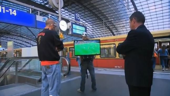 Auch im Berliner Hauptbahnhof war der EM-Walker ein Hingucker. (Sarah Maier)