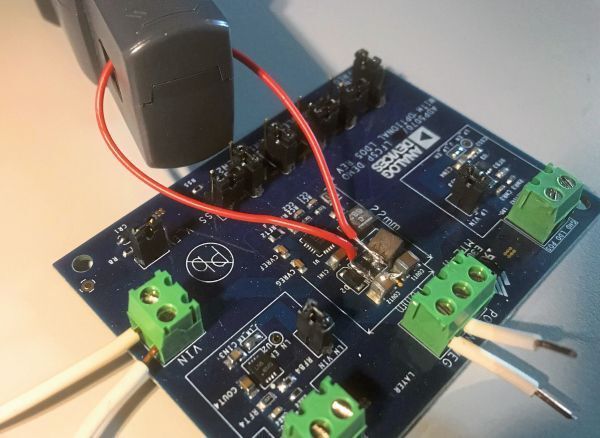 Bild 2: Praktischer Aufbau einer Spulenstrommessung mit Strommesszange (Analog Devices)
