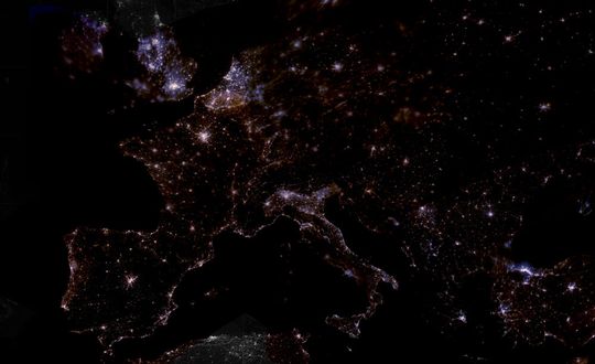 Siemens ist eine Partnerschaft mit der Europäischen Weltraumorganisation (ESA) eingegangen. Dabei ist es dem Programm ‘Partnership Initiative for Commercialisation’ (EPIC) beigetreten, das Start-ups aus den Business Incubation Centres (ESA BICs) der ESA neue Möglichkeiten eröffnet.(Bild:  ESA/NASA/Cities at Night)