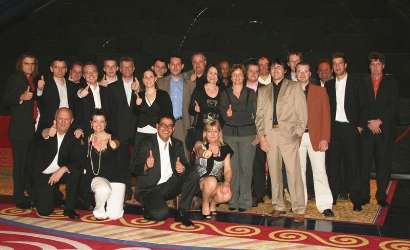 Die Gewinner beim Dinner-Ausflug ins Burj Al Arab. (Archiv: Vogel Business Media)