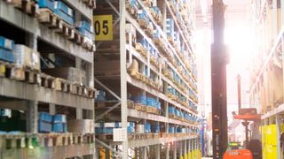 Der Schubmaststapler Autopilot RAE 200 von Toyota Material Handling unterstützt die Lagerung der Waren im Rhenus-Lager in Dortmund. (Rhenus)