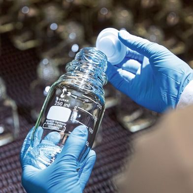 Neben den bekannten Glasflaschen bietet DWK Life Sciences auch Ready-to-Use-Lösungen für stärker vernetzte, standardisierte Arbeitsabläufe im Labor. (Bild: DWK Life Sciences)
