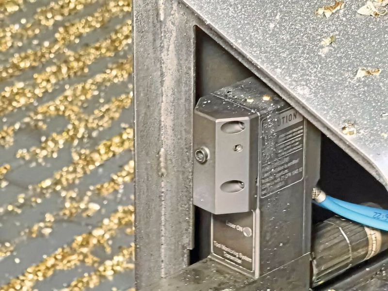 Die Lasereinheit zur Werkzeugvermessung ist nur eine von zahlreichen Messeinrichtungen, mit deren Hilfe die Anlage sich selbst überwacht und die Zerspanprozesse optimiert. (Bild: Klaus Vollrath)