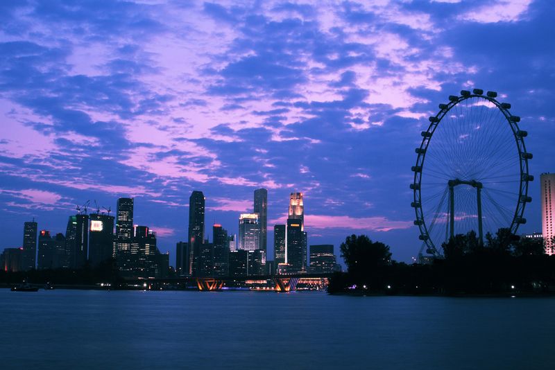 Imposante Erscheinung in nächtlicher Kulisse: das mit 165 m Höhe weltgrößte Riesenrad. Bilder: Singapore Flyer Pte Ltd (Archiv: Vogel Business Media)