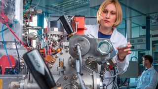 Das Sekundärionen-Massenspektrometer liefert eine räumlichen Auflösung von bis zu 50 Nanometern. Diese hohe Auflösung und ihre Massenempfindlichkeit ermöglichen es, Elemente und Isotope an Oberflächen von Zellen sowie chemische Veränderungen in Zellen gut nachzuweisen (im Bild: Dr. Niculina Musat und Dr. Hryhoriy Stryhanyuk bei der Proben-Analyse). (UFZ / André Künzelmann)